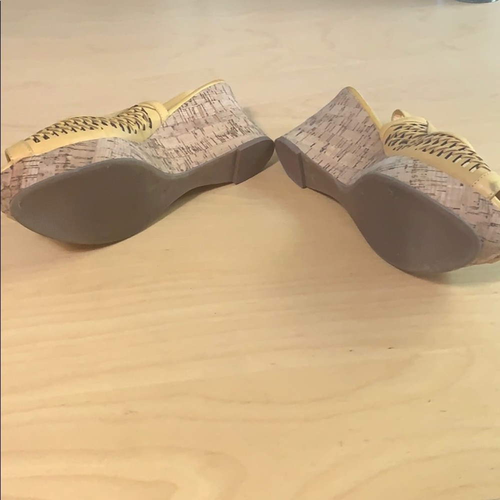 HP! π Yellow leather slingback wedges - Picture 3 of 5